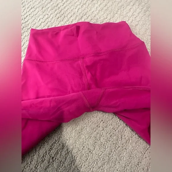 Like new LULULEMON leggings hot pink - Picture 2 of 4